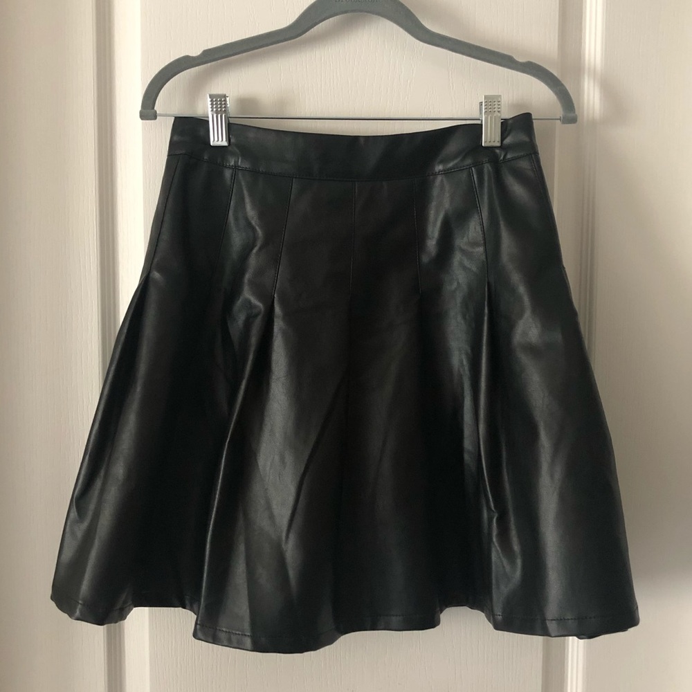 Faux leather pleated black skirt